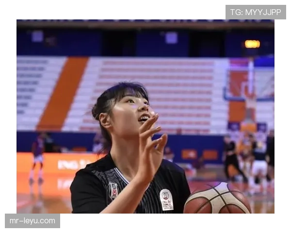 李月汝训练完啃鸡腿的样子，真不像拿WNBA工资的人